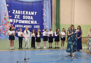 Uczniowie JEDYNKI (klas 4 - 7) na zakończeniu roku szkolnego