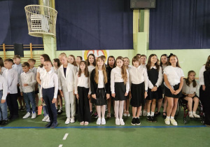 Uczniowie JEDYNKI (klas 4 - 7) na zakończeniu roku szkolnego