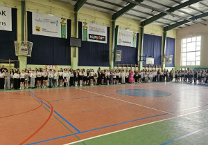 Uczniowie JEDYNKI (klas 4 - 7) na zakończeniu roku szkolnego