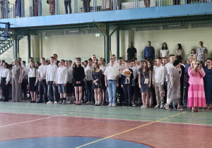 Uczniowie JEDYNKI (klas 4 - 7) na zakończeniu roku szkolnego