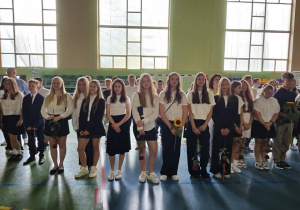 Uczniowie JEDYNKI (klas 4 - 7) na zakończeniu roku szkolnego