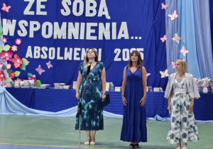 Uczniowie JEDYNKI (klas 4 - 7) na zakończeniu roku szkolnego