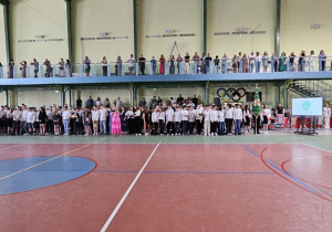 Uczniowie JEDYNKI (klas 4 - 7) na zakończeniu roku szkolnego