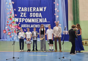 Uczniowie JEDYNKI (klas 4 - 7) na zakończeniu roku szkolnego