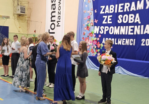 Uczniowie JEDYNKI (klas 4 - 7) na zakończeniu roku szkolnego
