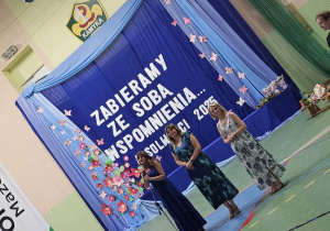 Uczniowie JEDYNKI (klas 4 - 7) na zakończeniu roku szkolnego