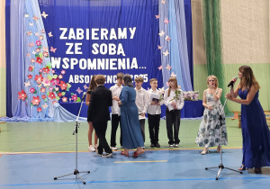 Uczniowie JEDYNKI (klas 4 - 7) na zakończeniu roku szkolnego