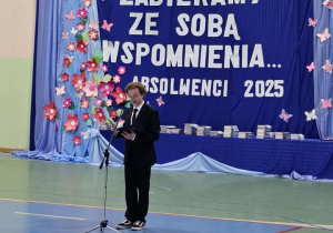 Uczniowie JEDYNKI (klas 4 - 7) na zakończeniu roku szkolnego