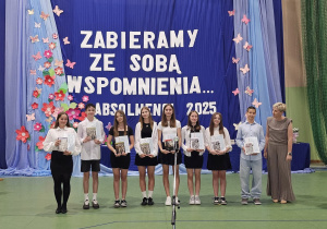 Uczniowie JEDYNKI (klas 4 - 7) na zakończeniu roku szkolnego