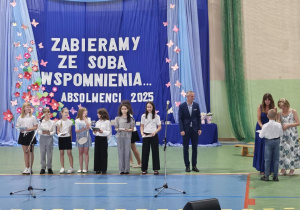 Uczniowie JEDYNKI (klas 4 - 7) na zakończeniu roku szkolnego