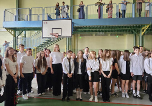 Uczniowie JEDYNKI (klas 4 - 7) na zakończeniu roku szkolnego