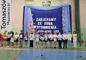 Uczniowie JEDYNKI (klas 4 - 7) na zakończeniu roku szkolnego