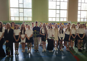 Uczniowie JEDYNKI (klas 4 - 7) na zakończeniu roku szkolnego