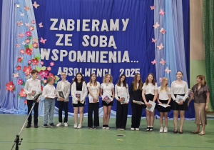 Uczniowie JEDYNKI (klas 4 - 7) na zakończeniu roku szkolnego