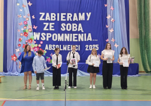 Uczniowie JEDYNKI (klas 4 - 7) na zakończeniu roku szkolnego