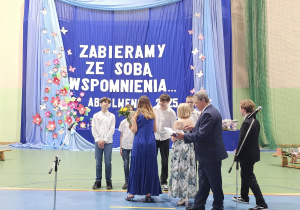 Uczniowie JEDYNKI (klas 4 - 7) na zakończeniu roku szkolnego