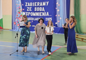 Uczniowie JEDYNKI (klas 4 - 7) na zakończeniu roku szkolnego