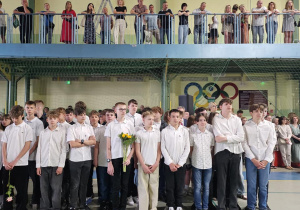 Uczniowie JEDYNKI (klas 4 - 7) na zakończeniu roku szkolnego