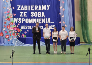 Uczniowie JEDYNKI (klas 4 - 7) na zakończeniu roku szkolnego