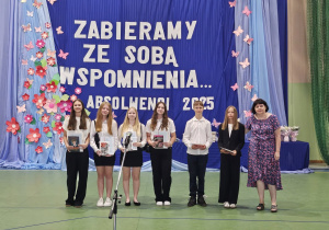 Uczniowie JEDYNKI (klas 4 - 7) na zakończeniu roku szkolnego