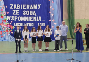 Uczniowie JEDYNKI (klas 4 - 7) na zakończeniu roku szkolnego