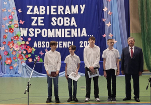 Uczniowie JEDYNKI (klas 4 - 7) na zakończeniu roku szkolnego