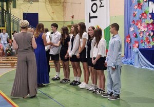 Uczniowie JEDYNKI (klas 4 - 7) na zakończeniu roku szkolnego