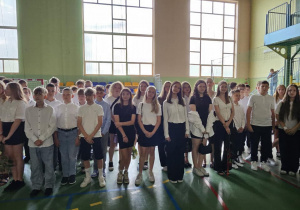 Uczniowie JEDYNKI (klas 4 - 7) na zakończeniu roku szkolnego