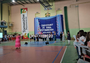 Uczniowie JEDYNKI (klas 4 - 7) na zakończeniu roku szkolnego
