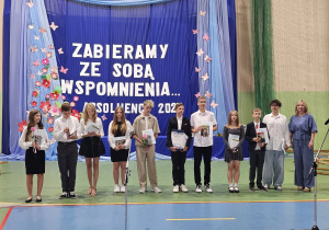 Uczniowie JEDYNKI (klas 4 - 7) na zakończeniu roku szkolnego