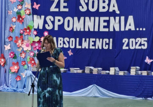 Uczniowie JEDYNKI (klas 4 - 7) na zakończeniu roku szkolnego