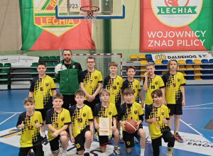 Drużyna koszykarska z trenerem Rafałem Brzostowiczem