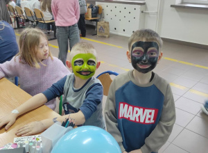 dzieci z pomalowanymi buźkami.