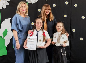 Uczennice z nauczycielami